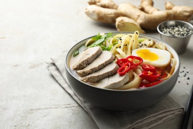 Hafif desenli masada leziz ramen, yazı için yer var. Erişte çorbası.