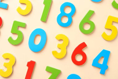 Bej arkaplanda renkli sayılar, düz yatış