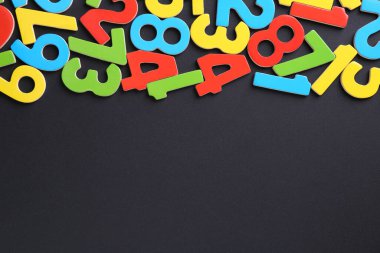 Siyah arka planda renkli sayılar, düz yatış. Metin için boşluk