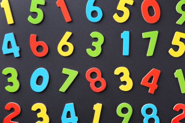 Siyah arkaplan üzerinde renkli sayılar, düz yatıyordu