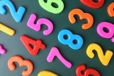 Yeşil zemin üzerinde renkli sayılar, düz yatıyordu