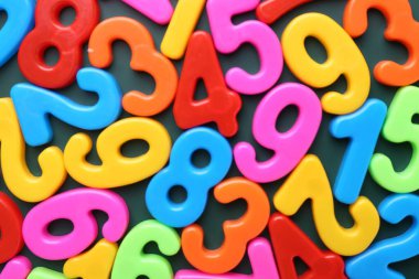 Yeşil arkaplanda renkli sayılar, üst görünüm