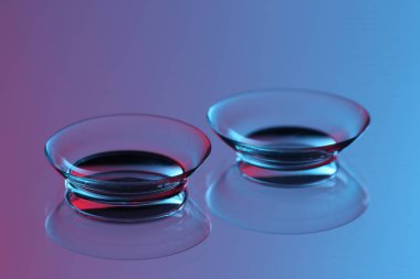 Ayna yüzeyinde bir çift kontakt lens, yakın plan.