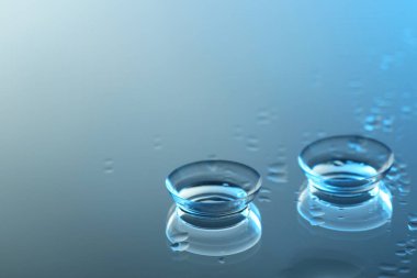 Islak ayna yüzeyinde bir çift kontakt lens. Metin için boşluk