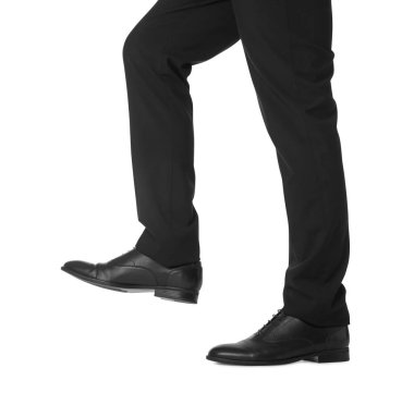 Beyaz arka planda deri ayakkabılı iş adamı, yakın plan.