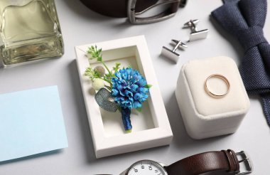 Düğün şeyleri. Açık gri arkaplanda şık yaka çiçekli kompozisyon, yakın plan.