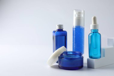 Beyaz arka planda lüks kozmetik ürünleri seti. Metin için boşluk