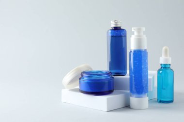 Beyaz arka planda lüks kozmetik ürünleri seti. Metin için boşluk
