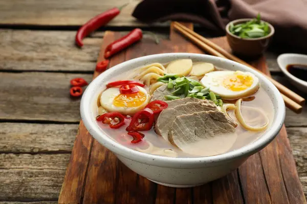 Tahta masadaki kasede leziz ramen, yakın plan. Erişte çorbası.