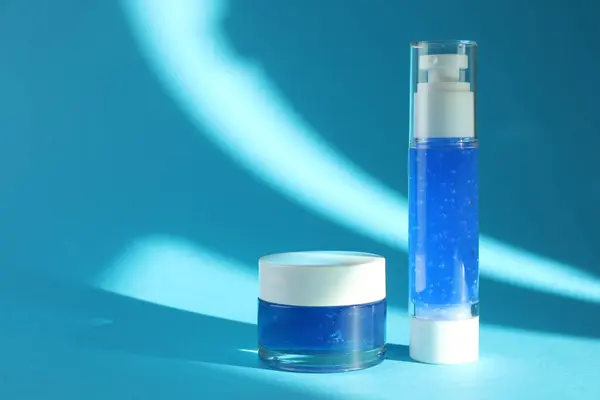 Botella Frasco Productos Cosméticos Sobre Fondo Azul Claro Espacio Para —  Fotos de Stock