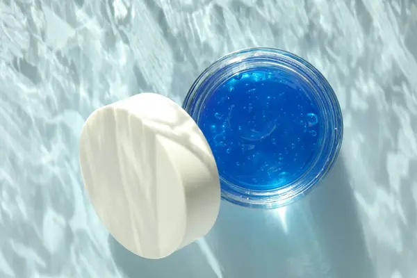 Open Pot Cosmetisch Product Lichtblauwe Achtergrond Bovenaanzicht — Stockfoto