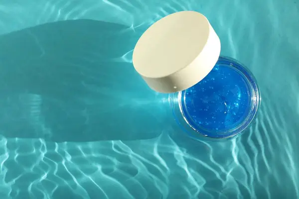 Open Pot Van Cosmetisch Product Water Turquoise Achtergrond Bovenaanzicht Ruimte — Stockfoto