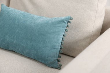 Odadaki bej koltukta yumuşak yastıklar