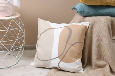 Hafif zeminde yumuşak bir yastık.