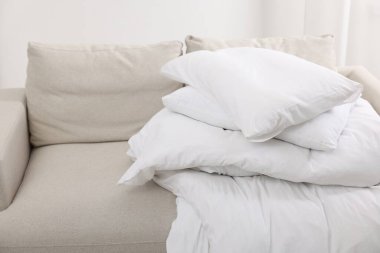 İçerideki kanepede yumuşak yastıklar ve yorganlar