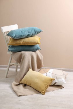 İçerideki bej duvarın yanında yumuşak yastıklar ve sıcak battaniye.