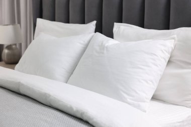 Evdeki yumuşak beyaz yastıklar ve yorganlar