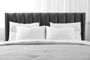 Evdeki yumuşak beyaz yastıklar ve yorganlar