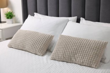 Evde yatak örtüsü ve yumuşak yastıklar.