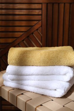 İçerideki bankta yumuşak havlular yığılmış.