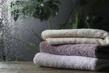 Tuvaletteki masaya Terry havluları istiflenmiş, mesaj atmak için yer var.