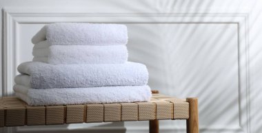 Havluları hasır bankta dizdim, mesaj için yer var.