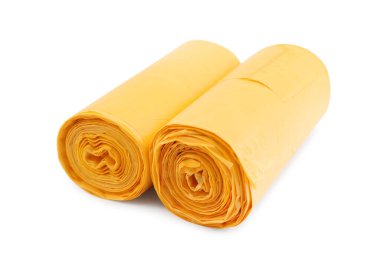 İki rulo sarı çöp torbası beyaza izole edilmiş.