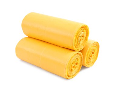 Sarı çöp torbaları beyaza izole edilmiş.