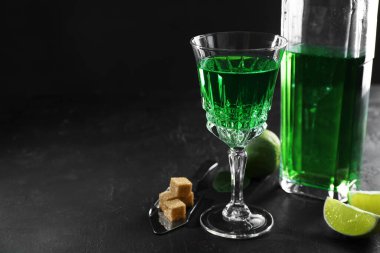 Absent, kaşık, esmer şeker ve limon siyah masada, mesaj için yer var. Alkolik içki.