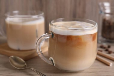 Ahşap masa, closeup üzerinde taze kahve