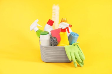 Sarı arkaplanda farklı temizlik ürünleri