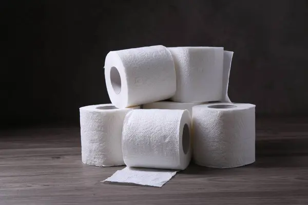 Yumuşak Tuvalet Kağıdı Ahşap Masada Yuvarlanıyor — Stok fotoğraf