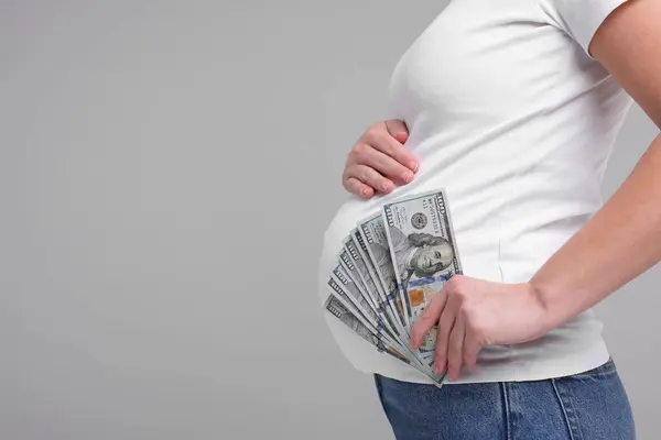 Surrogatmamma Gravid Kvinna Med Dollarsedlar Ljusgrå Bakgrund Närbild Plats För — Stockfoto