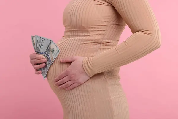 Madre Subrogada Mujer Embarazada Con Billetes Dólar Sobre Fondo Rosa —  Fotos de Stock