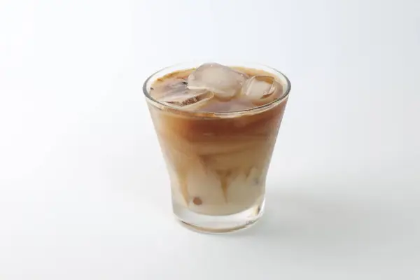 白い背景にガラスでミルクでアイスコーヒー ストック写真