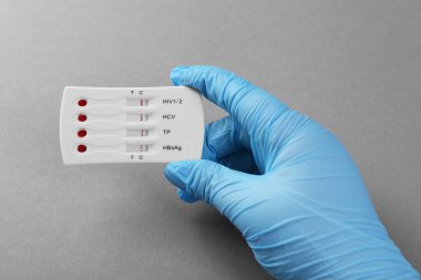 Açık gri arka plan üzerinde tek kullanımlık çoklu enfeksiyonlu ekspres test, yakın plan.