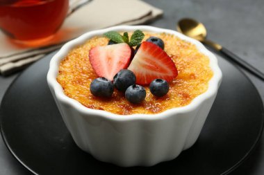 Böğürtlenli ve naneli nefis creme brulee, masada, yakın plan.