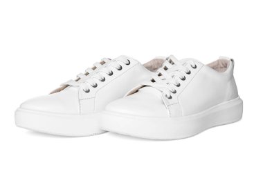 Beyazlar üzerinde izole edilmiş şık spor ayakkabılar.