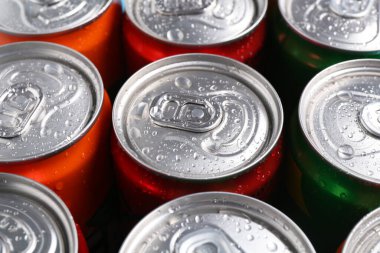 Islak kutularda enerji içecekleri, yakın plan. Fonksiyonel içecek