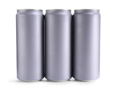 Beyaz arka planda alüminyum kutularda enerji içecekleri