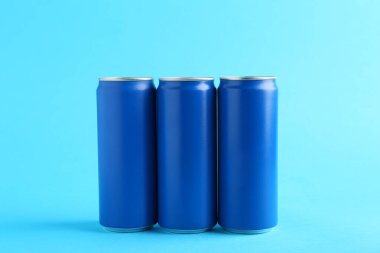 Açık mavi arkaplanda enerji içecekleri