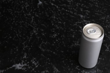 Siyah desenli masa üzerinde enerji içeceği, metin için boşluk