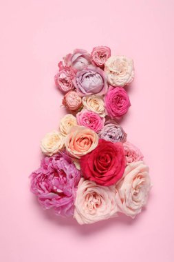8 Mart 'ta pembe arka planda güzel çiçeklerle yapılmış tebrik kartı tasarımı.