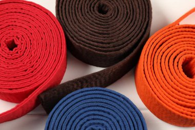 Hafif arkaplanda renkli karate kemerleri, yakın plan