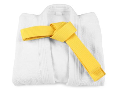 Sarı karate kuşağı ve beyaz üzerine izole edilmiş kimono.