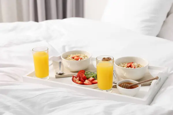 おいしい朝食はベッドで提供されています トレイにオートミール ジュース — ストック写真