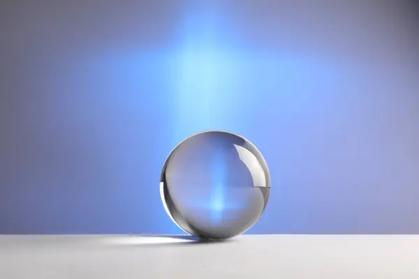 Boule Verre Transparente Sur Table Sur Fond Bleu — Photo