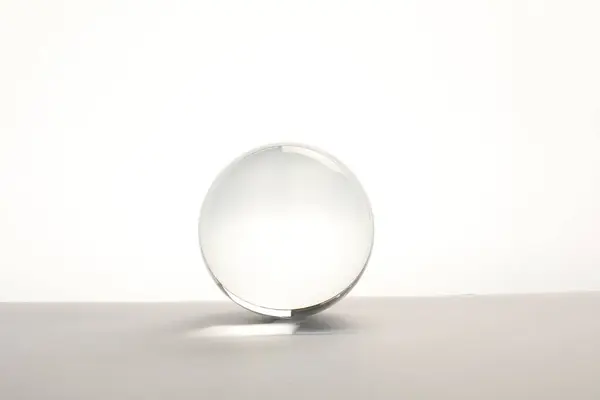 Balle Verre Transparente Sur Table Sur Fond Blanc — Photo