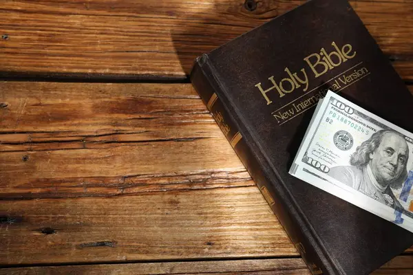 Святая Библия Деньги Деревянном Столе Место Текста — стоковое фото