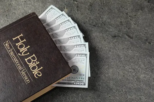 Святая Библия Деньги Сером Столе Вид Сверху Пространство Текста — стоковое фото
